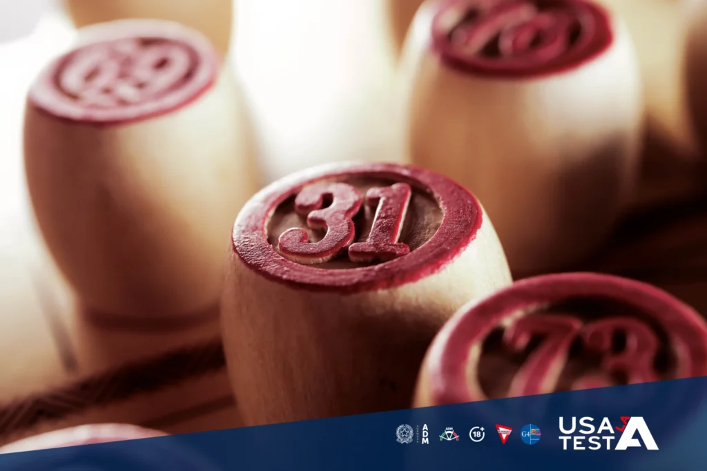 Tombolini di legno per il gioco della tombola, con il numero 31 in primo piano e il logo Usa la Testa in basso a destra.