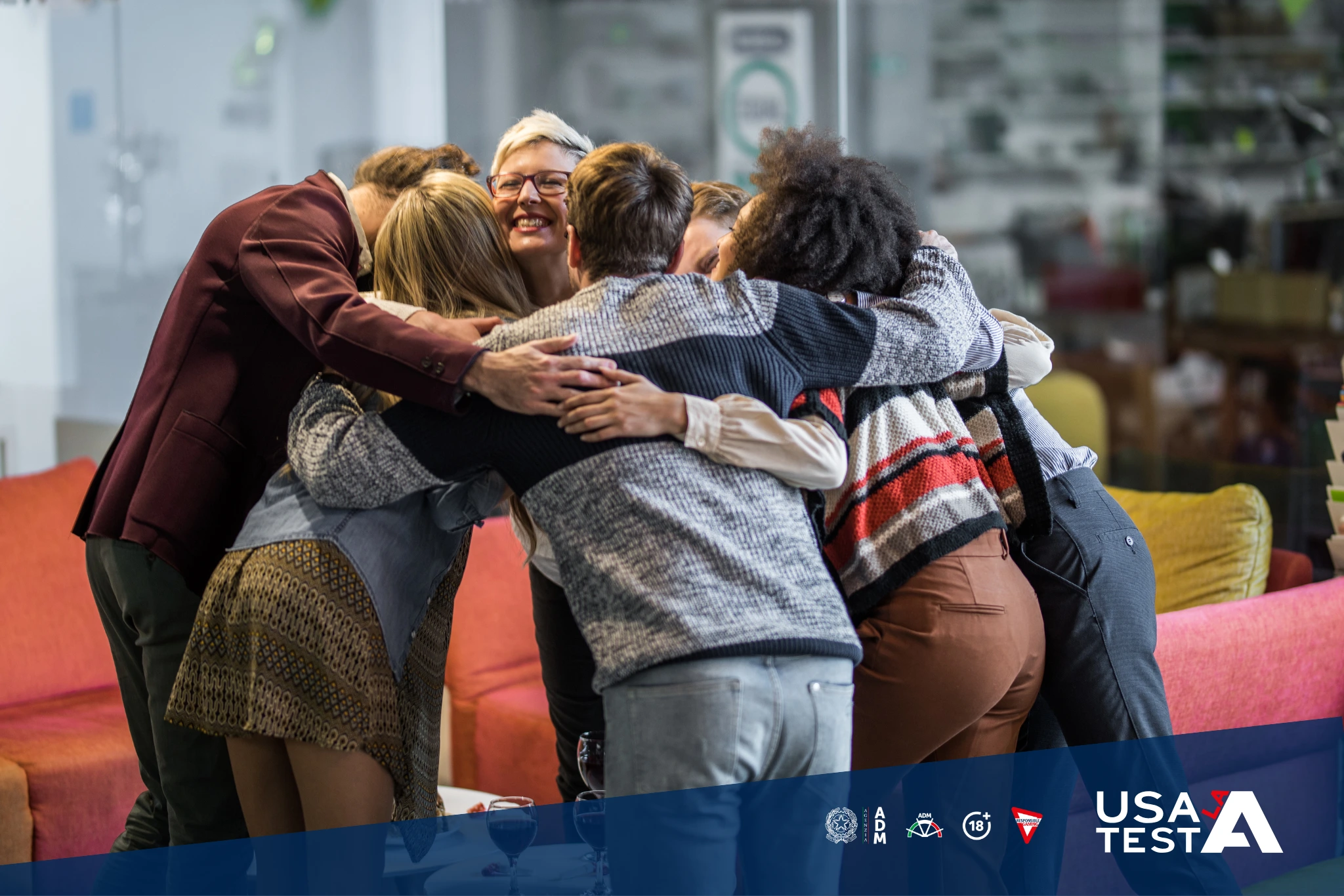 Gruppo di persone che si abbracciano durante un incontro di supporto psicologico – Usa la Testa