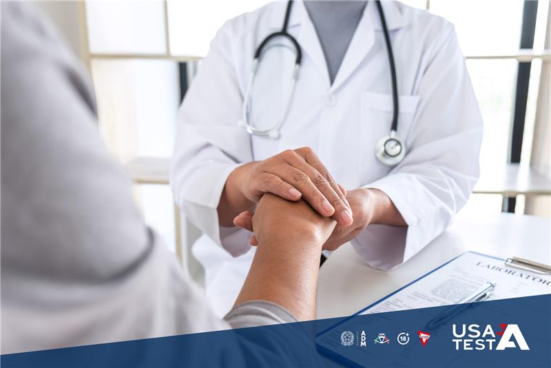 Medico che tiene la mano di un paziente durante una visita, simbolo di attenzione e cura: un gesto che rappresenta il ruolo della prevenzione nella salute.