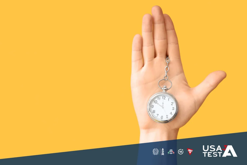 Mano che tiene un orologio da tasca per rappresentare la percezione del tempo nel gioco d’azzardo