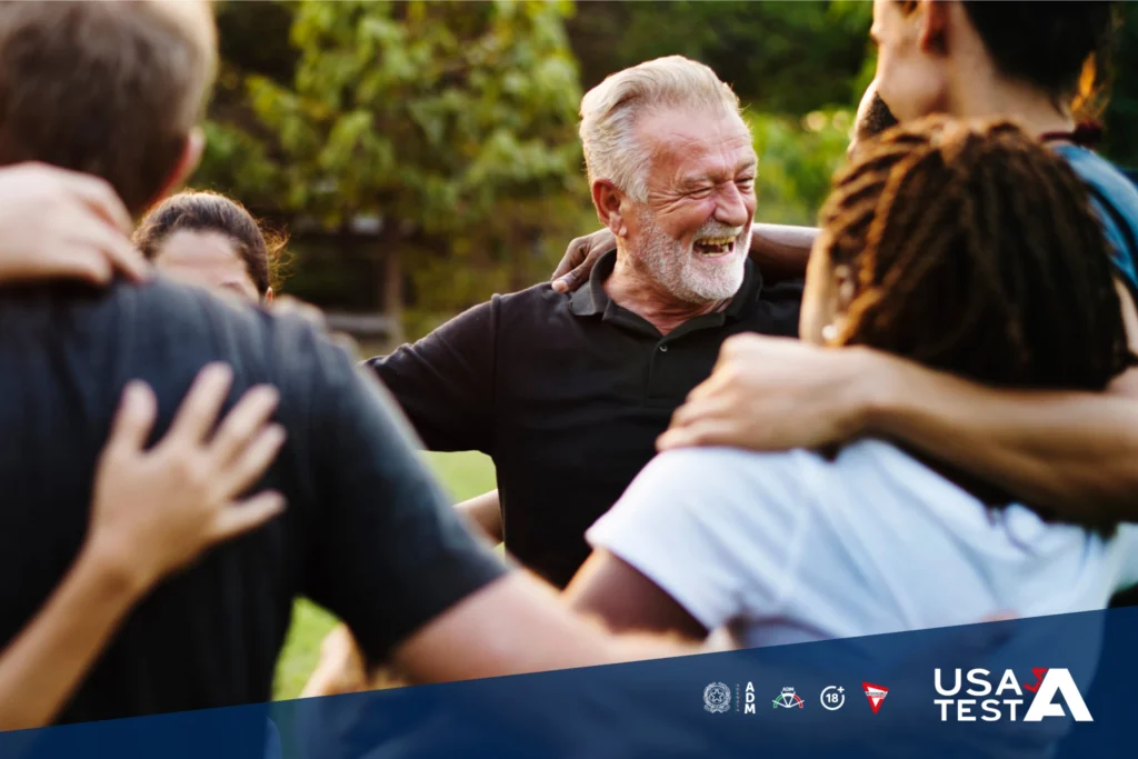 Gruppo di persone che si abbracciano per rappresentare l’importanza delle relazioni interpersonali positive