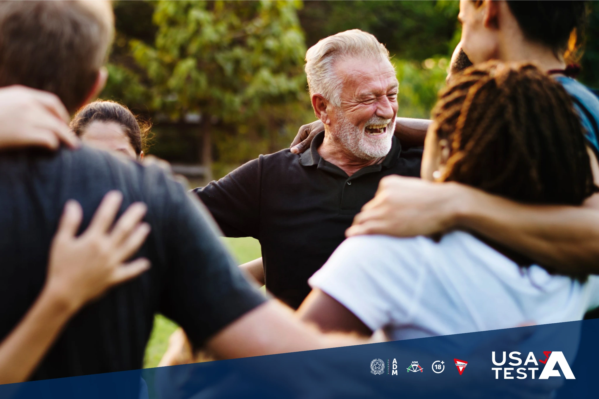 Gruppo di persone che si abbracciano per rappresentare l’importanza delle relazioni interpersonali positive