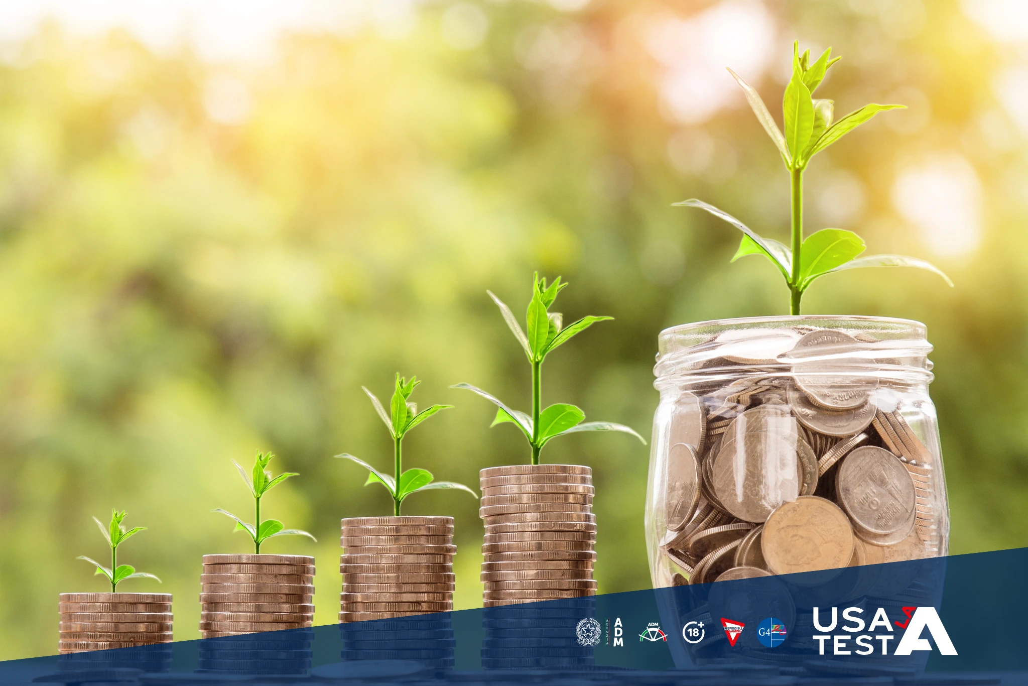Vasetti e pile di monete da cui crescono piantine, simbolo di risparmio e crescita finanziaria.