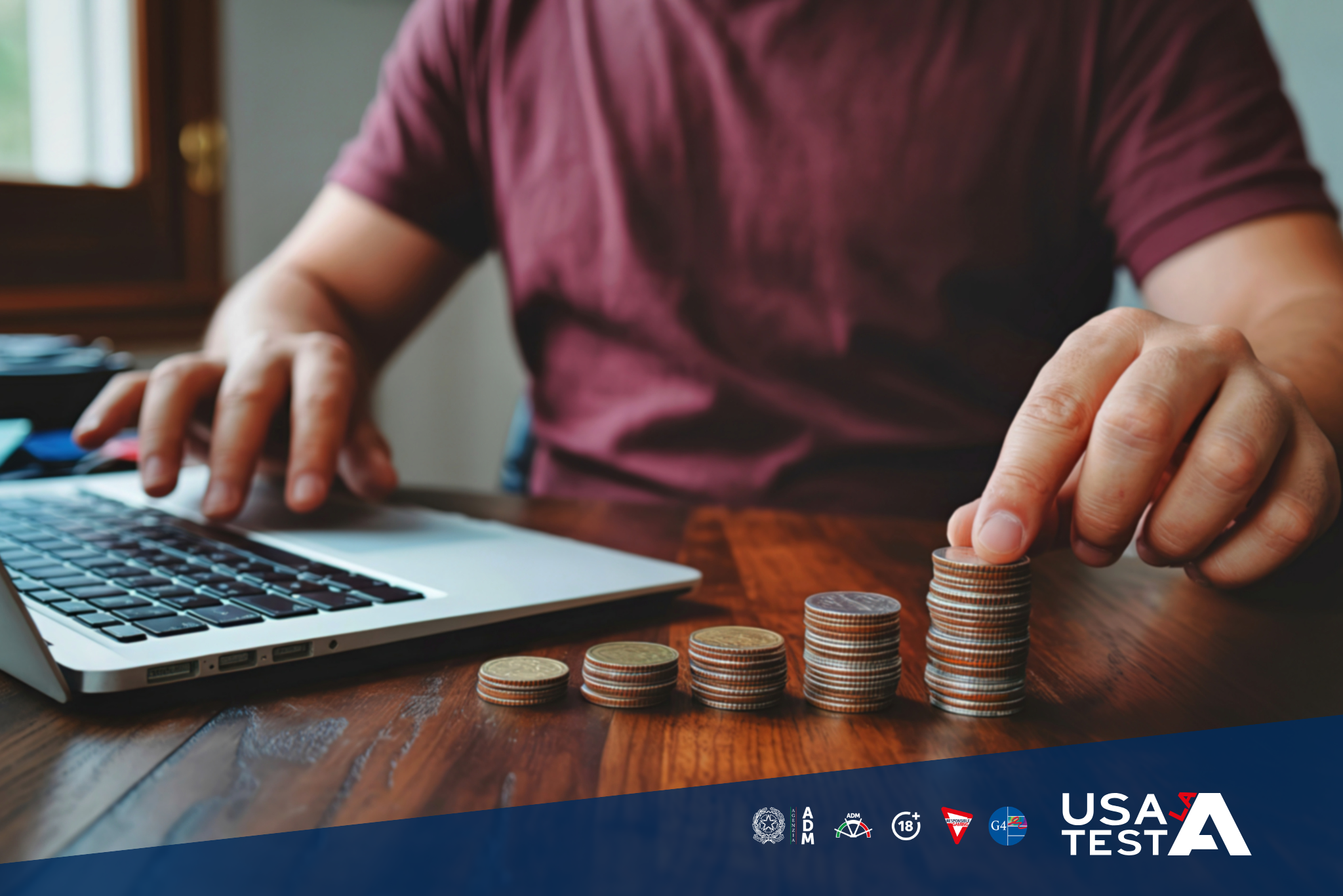 Persona seduta a un tavolo con computer portatile e monete impilate in ordine crescente, simbolo di gestione consapevole del denaro e del budget